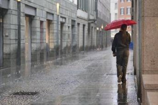 Maltempo diffuso e giù le temperature, poi torna il sole: le previsioni meteo