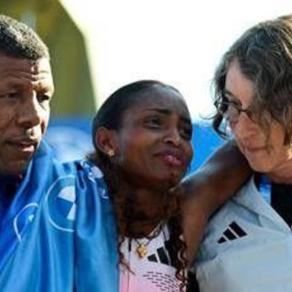 Vince la maratona di Berlino, si infortuna all'ultimo km e perde il record del mondo: il 'dramma' di Assefa