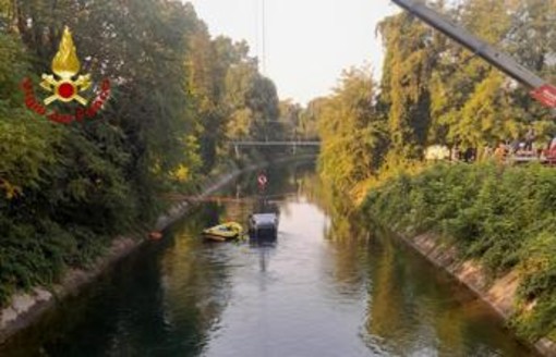 Tragedia a Senago, auto con 9 giovani a bordo finisce in un canale: tre morti Tragedia a Senago, auto con 9 giovani a bordo finisce in un canale: tre morti