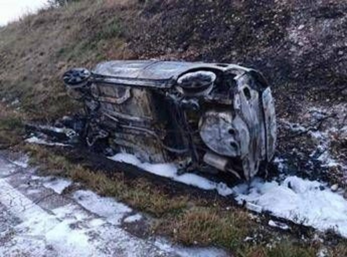 Verona, perde controllo per la velocità: auto si cappotta e prende fuoco Verona, perde controllo per la velocità: auto si cappotta e prende fuoco