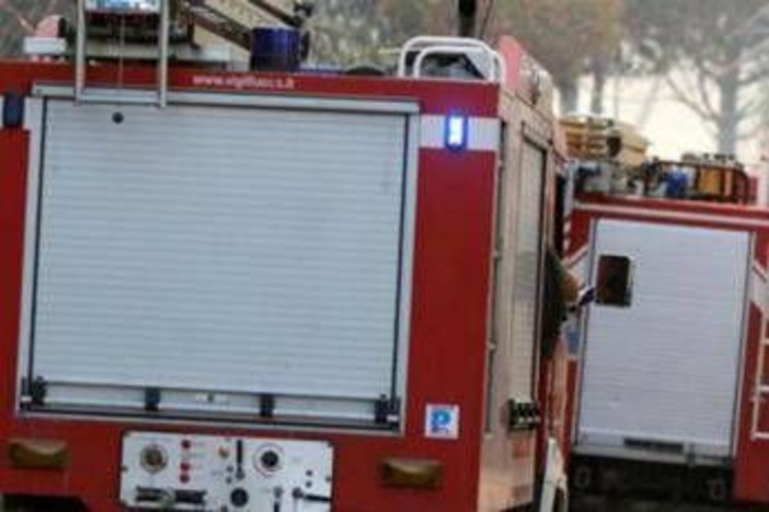 Roma, incendio in campo nomadi a Tor Sapienza: due feriti Roma, incendio in campo nomadi a Tor Sapienza: due feriti