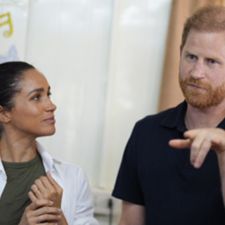 Il viaggio di Harry e Meghan in Gb? "Una commedia degli errori"
