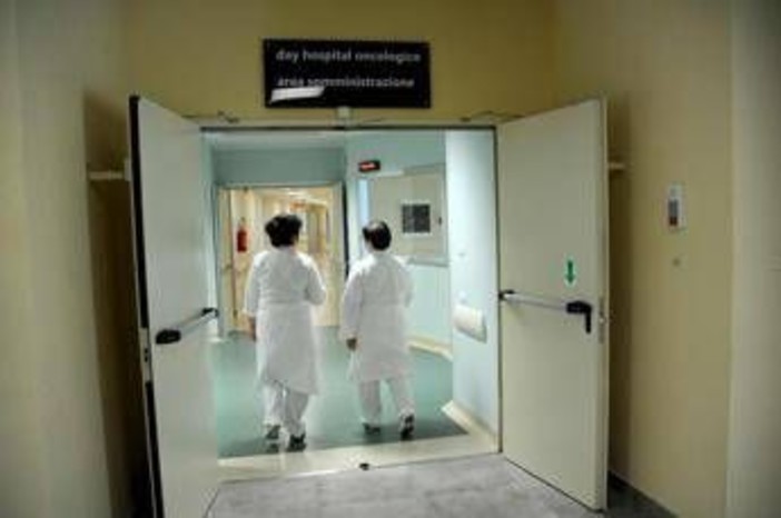 Aiom: "90% oncologi usa accesso precoce a terapie, rimane nodo burocrazia"