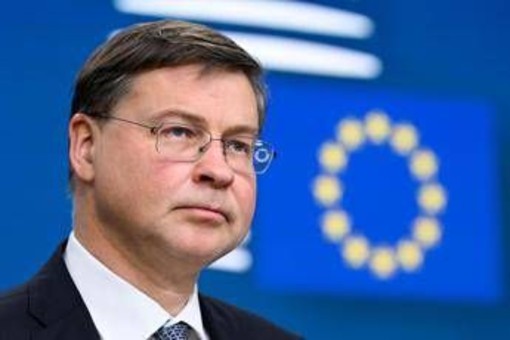 Caro energia, da Ue flessibilità fino a 0,3% annuo per 3 anni. Dombrovskis: "No per sconto accise" Caro energia, da Ue flessibilità fino a 0,3% annuo per 3 anni. Dombrovskis: "No per sconto accise"