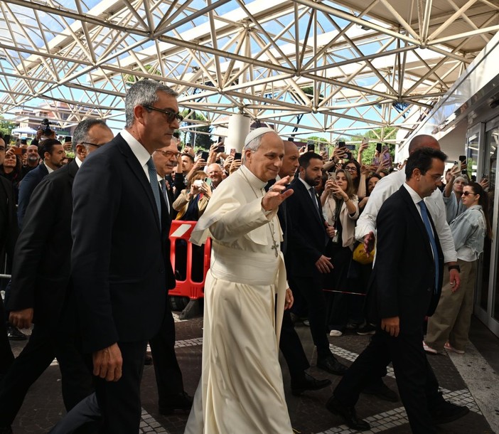 Papa Leone XIV operato al Gemelli, “Intervento concluso positivamente”