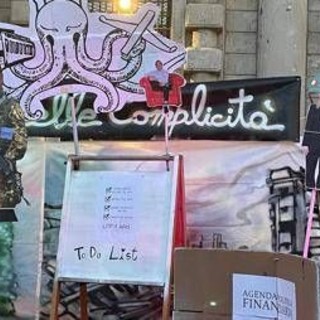 Scala, la protesta prima dell'evento: Meloni e ministri ritratti con l'elmetto Scala, la protesta prima dell'evento: Meloni e ministri ritratti con l'elmetto