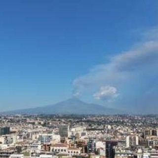 Etna, cenere sull'aeroporto di Catania e nuove limitazioni: 12 arrivi ogni ora fino alle 18
