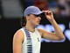 Australian Open, Swiatek perde e chiede privacy: "Siamo animali allo zoo?" Australian Open, Swiatek perde e chiede privacy: "Siamo animali allo zoo?"
