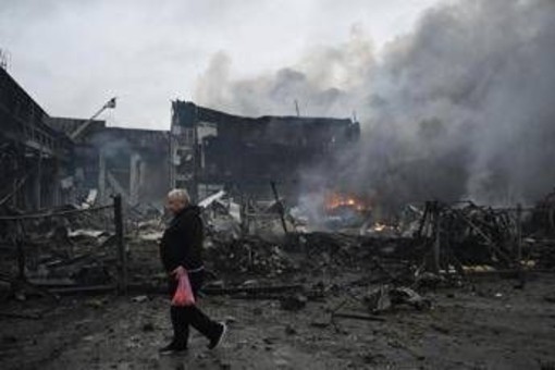Ucraina, ancora raid su Kiev. Dalla Russia dubbi sugli Usa: "Azioni incoerenti"